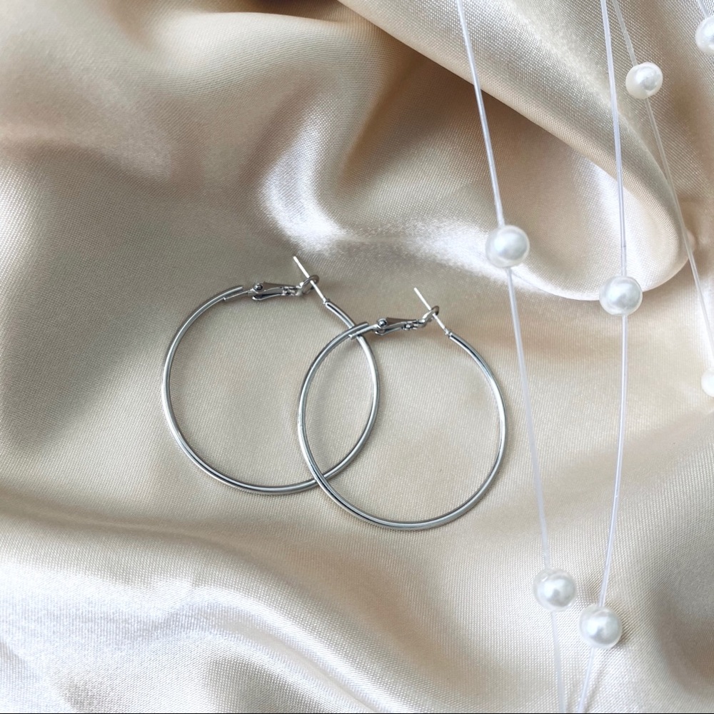 ❤️‍🔥𝕤𝕒𝕝𝕖❤️‍🔥🦋 silver hoop earrings - Picture 2 of 9